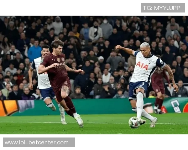 欧冠激战热刺与那不勒斯握手言和争议判罚引发全场热议